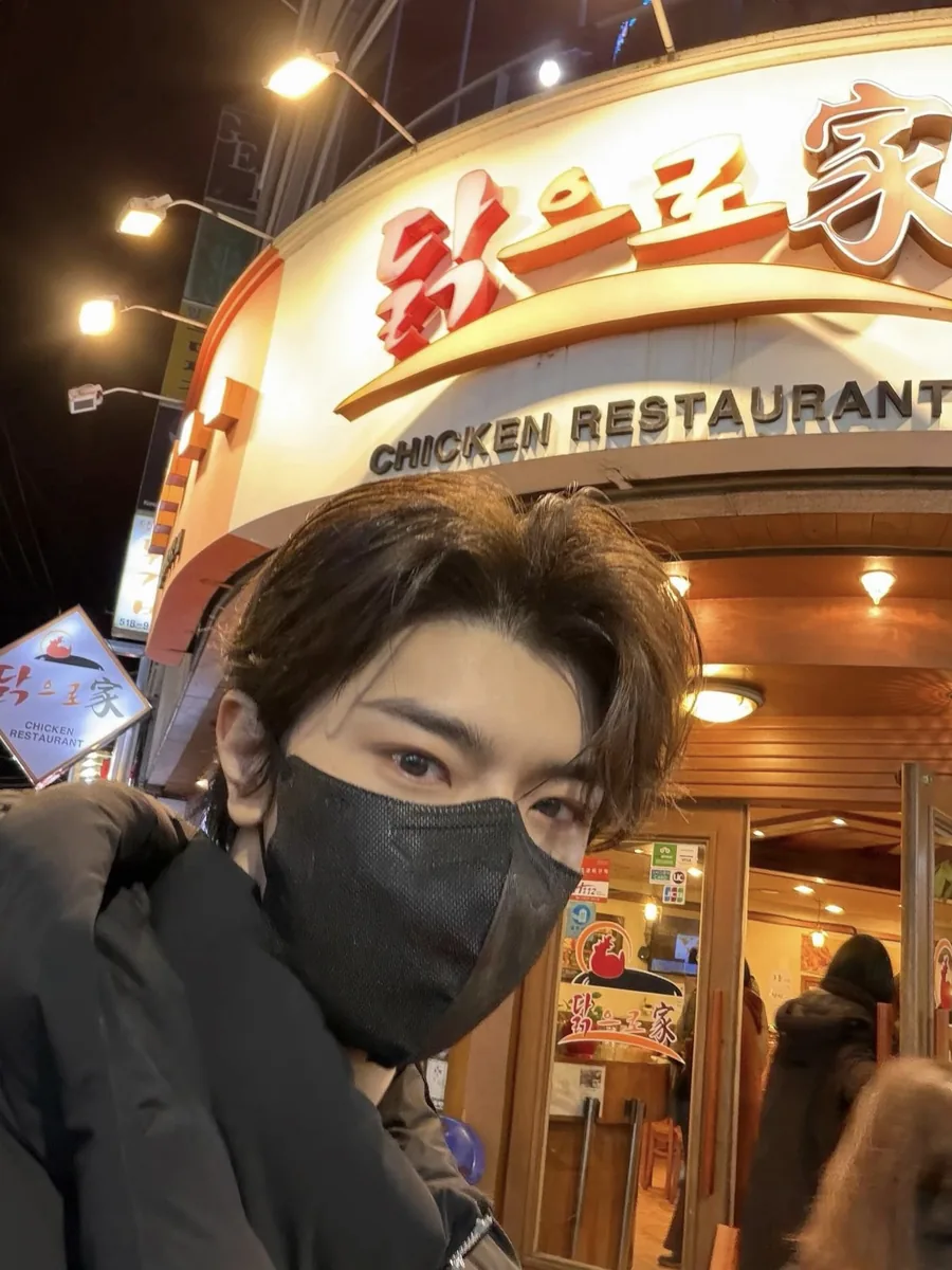 검은 마스크를 쓴 관리사가 저녁 거리에서 찍은 사진